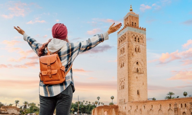 Mlada žena se divi džamiji u Marakešu