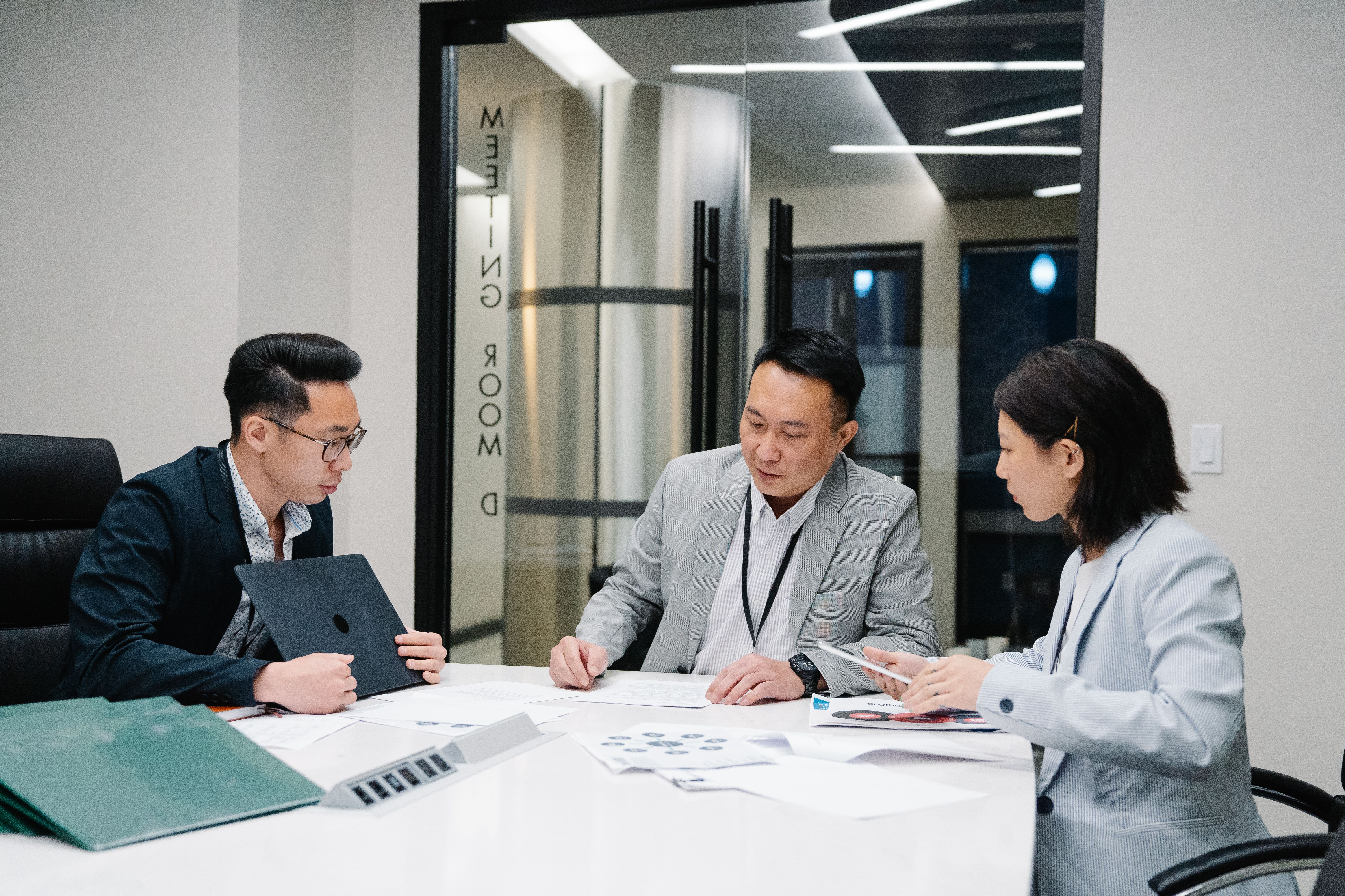 Business professionals in a meeting discussing B2B shipping and logistics strategy