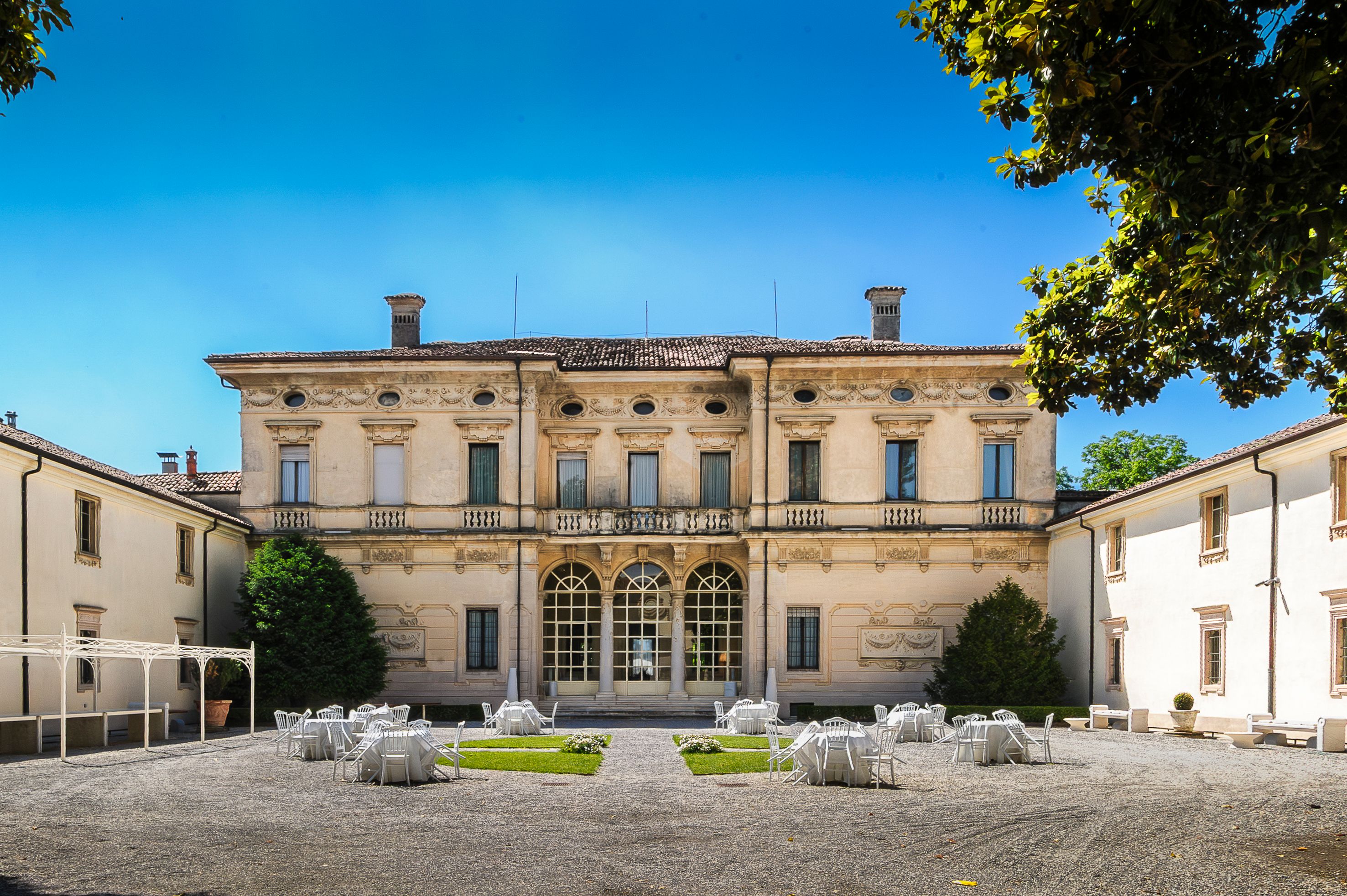 Elegant courtyard of an Italian villa with outdoor seating, a popular wedding venue style in Italy